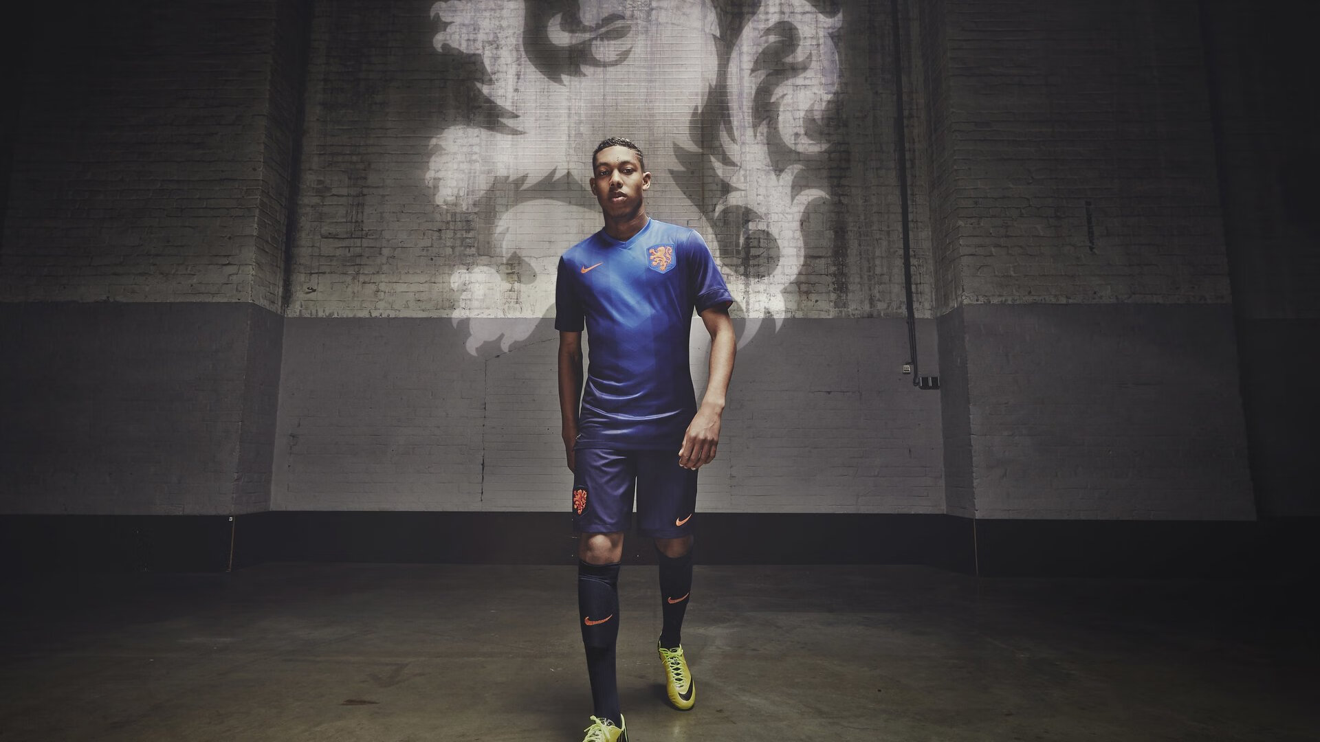 开云电竞app-弗里克逼疯对手!巴萨训练强度曝光像军营,巴萨近年训练服